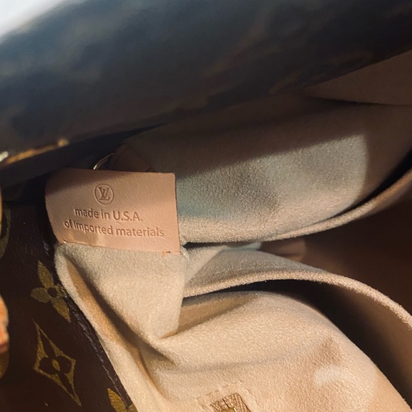 Louis Vuitton Artsy MM Tote - Picture 9 of 14